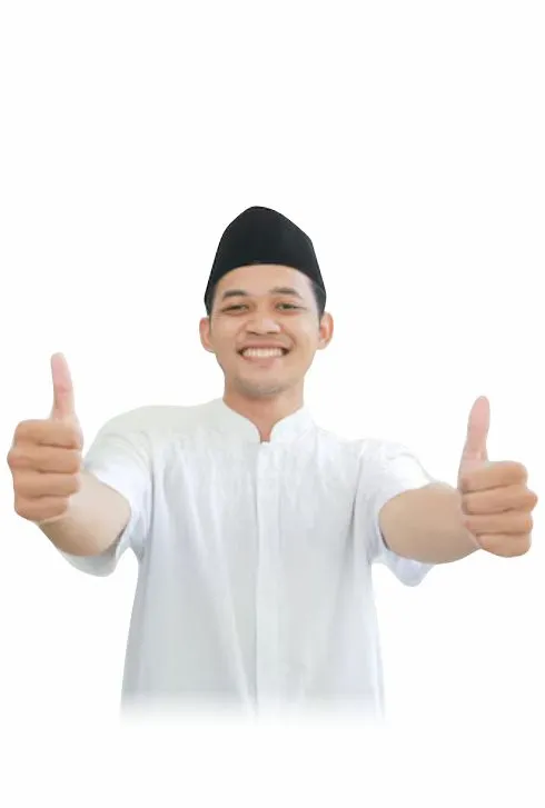 Potret profesional seorang pengawas atau pekerja konstruksi muda yang tersenyum dengan latar belakang proyek bangunan